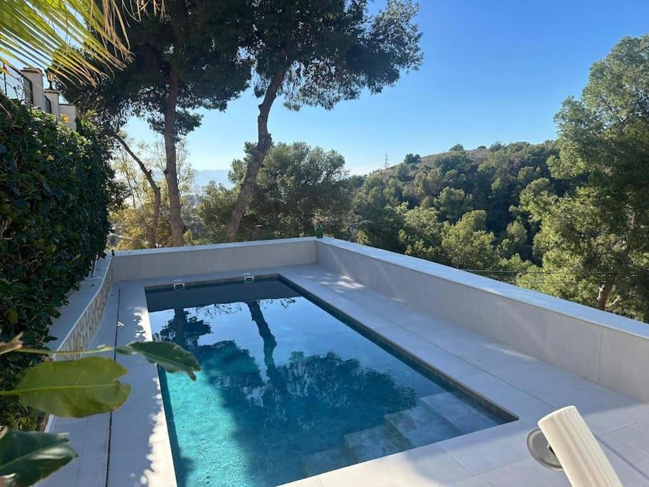 Villa Privada Con Piscina En *